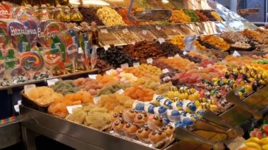 Büyük Counter renkli tatlılar La Boqueria Pazar. Barcelona, İspanya.