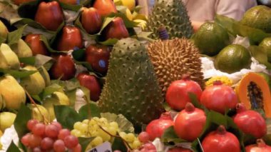 Taze tropikal meyve ve sebze La Boqueria gıda pazarında ile vitrin. Barcelona, İspanya