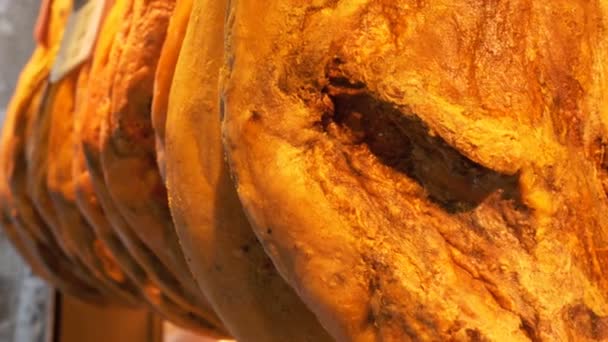 Stand de piață cu jamon de șuncă agățat pe piața Boqueria din Barcelona, Spania . — Videoclip de stoc