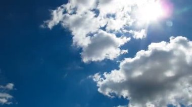 Bulutlar Sun Bright Shining ile mavi gökyüzünde hareket ediyor. Timelapse