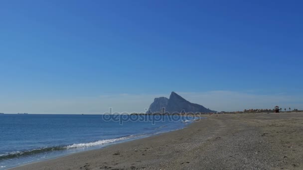 Costa del mar en la frontera de Gibraltar entre España e Inglaterra — Vídeos de Stock