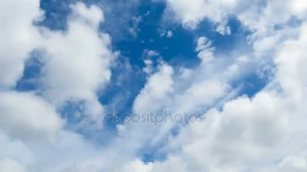 Wolken gaan in de blauwe hemel. Timelapse — Stockvideo