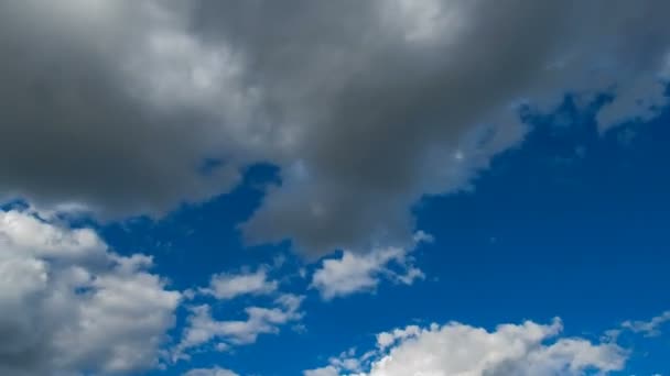 Les nuages se déplacent dans le ciel bleu. Délai imparti — Video