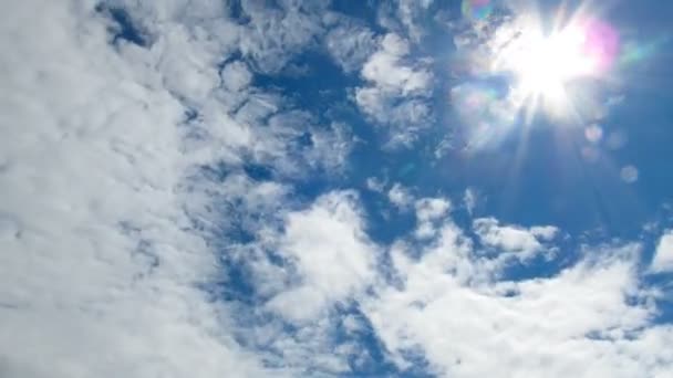 Nuvens estão se movendo no céu azul com o sol brilhante brilhando. Prazo de validade — Vídeo de Stock