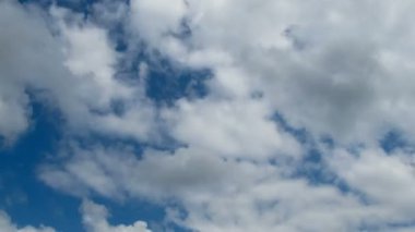 Bulutlar mavi gökyüzünde hareket ediyor. Timelapse