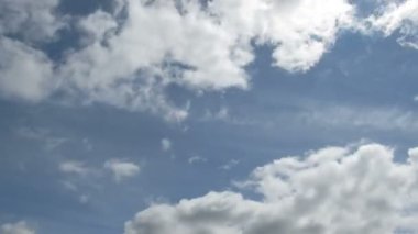 Bulutlar mavi gökyüzünde hareket ediyor. Timelapse