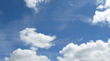 Bulutlar mavi gökyüzünde hareket ediyor. Timelapse