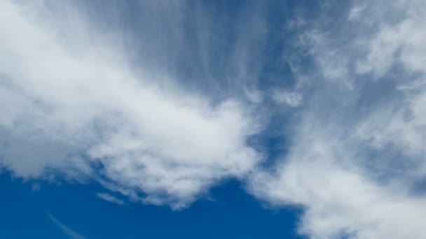 Las nubes se mueven en el cielo azul. Plazo de entrega — Vídeos de Stock