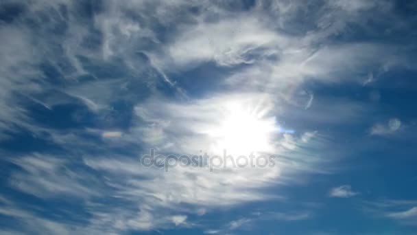 Las nubes se mueven en el cielo azul con el sol brillante que brilla. Plazo de entrega — Vídeo de stock