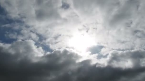 Las nubes se mueven en el cielo azul con el sol brillante que brilla. Plazo de entrega — Vídeos de Stock