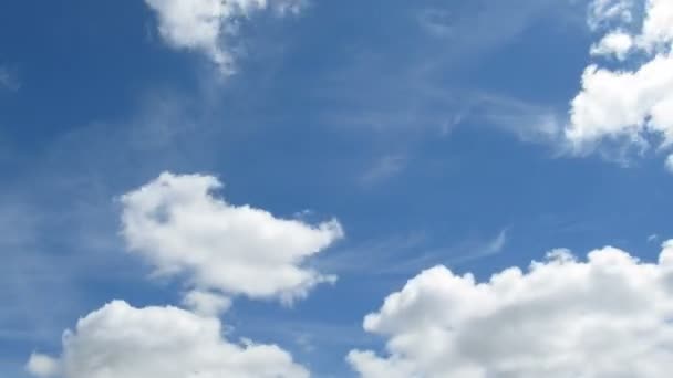 Les nuages se déplacent dans le ciel bleu. Délai imparti — Video