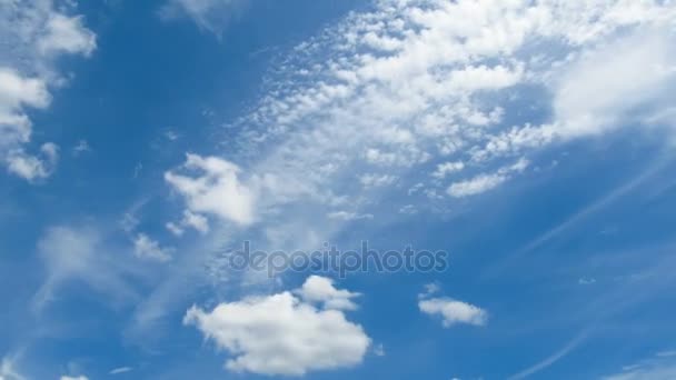 Les nuages se déplacent dans le ciel bleu. Délai imparti — Video