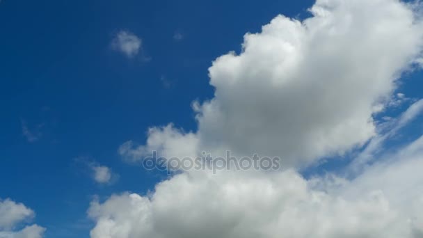 Wolken ziehen am blauen Himmel auf. Zeitraffer — Stockvideo