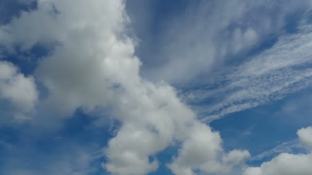 Les nuages se déplacent dans le ciel bleu. Délai imparti — Video