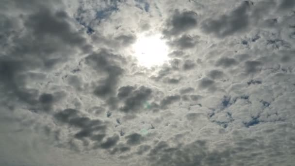 Las nubes se mueven en el cielo azul con el sol brillante que brilla. Plazo de entrega — Vídeos de Stock