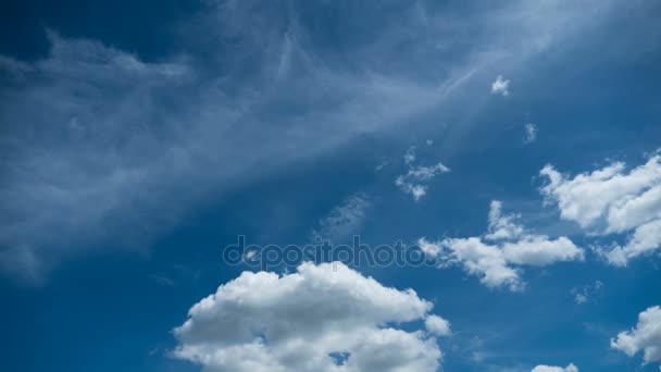 Les nuages se déplacent dans le ciel bleu. Délai imparti 