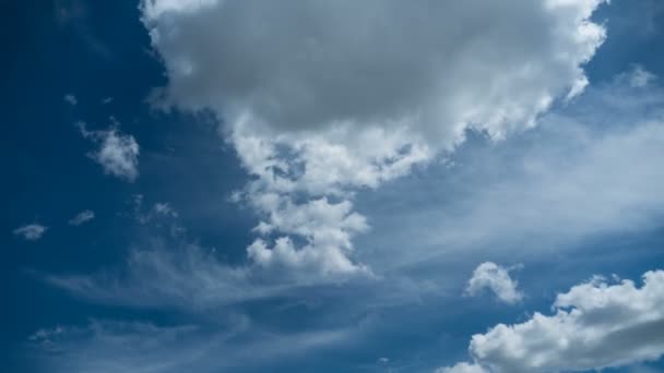 Les nuages se déplacent dans le ciel bleu. Délai imparti — Video