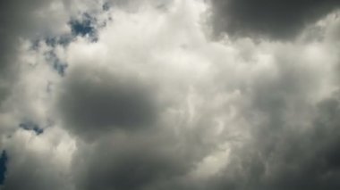 Gri yağmur bulutları gökyüzünde hareket ediyor. Timelapse