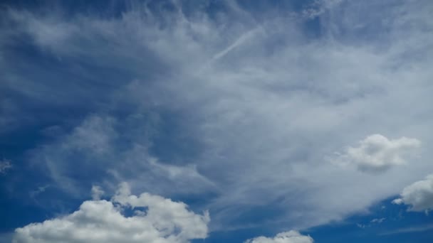 Les nuages se déplacent dans le ciel bleu. Délai imparti — Video