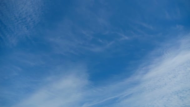 Wolken ziehen am blauen Himmel auf. Zeitraffer — Stockvideo