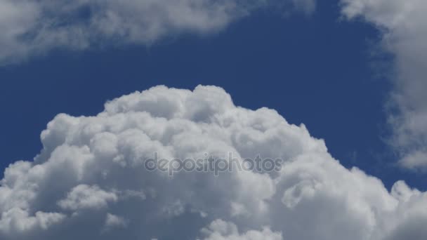 Nuvens movem-se no céu azul. Prazo de validade — Vídeo de Stock