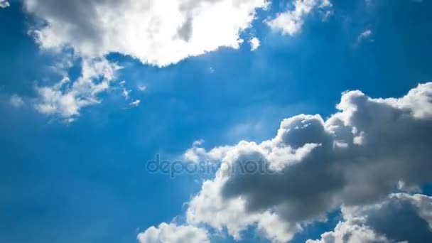 Las nubes se mueven en el cielo azul con el sol brillante que brilla. Plazo de entrega — Vídeos de Stock