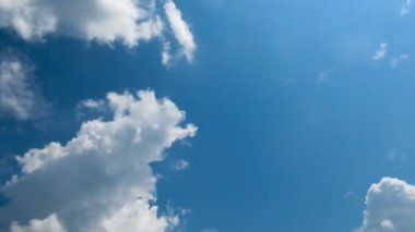 Bulutlar mavi gökyüzünde hareket ediyor. Timelapse