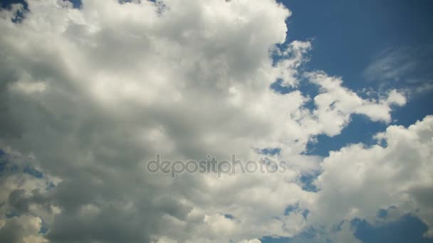 Las nubes se mueven en el cielo azul. Plazo de entrega — Vídeos de Stock