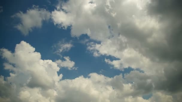 Molnen rör sig i den blå himlen. Timelapse — Stockvideo