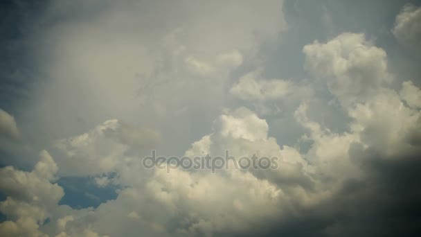 Nubes de lluvia gris se mueven en el cielo. Plazo de entrega — Vídeos de Stock