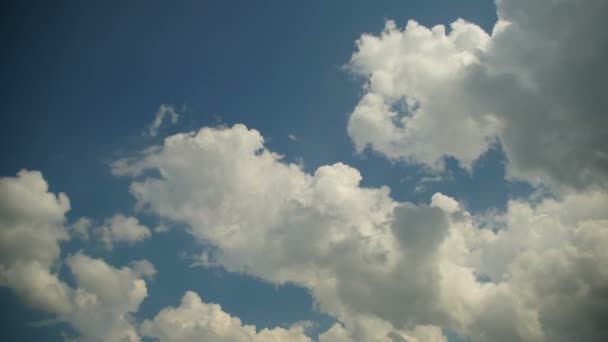 Le nuvole si muovono nel cielo blu. Scadenza temporale — Video Stock