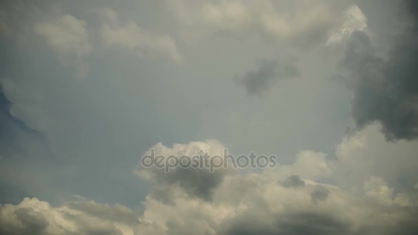 灰色的雨云在天空中移动。时差 — 图库视频影像