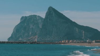 İspanya ve İngiltere arasında sınır Gibraltar Denizi'nin kıyısında
