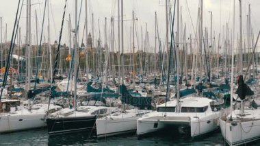Barcelona, İspanya 'nın Rambla del Mar Limanı' nda park halindeki gemiler, botlar, yatlar.