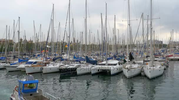 Zaparkované lodě, Lodě, Jachty v Rambla del Mar Port v Barceloně, Španělsko. — Stock video