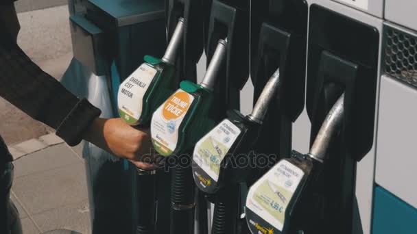 Nő kéz használata fúvókák üzemanyag egy benzinkútnál. Üzemanyagtöltő állomások. Benzinkút. — Stock videók