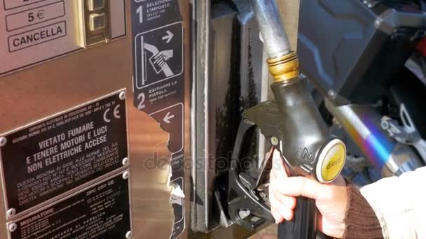 Nő kéz használata dízel üzemanyag fúvókák egy benzinkútnál. Üzemanyagtöltő állomások. Benzinkút. — Stock videók