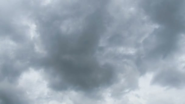 Nubes de lluvia gris se mueven en el cielo. Plazo de entrega — Vídeos de Stock