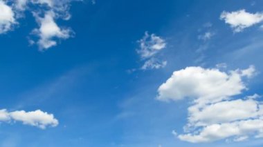 Bulutlar mavi gökyüzünde hareket ediyor. Timelapse