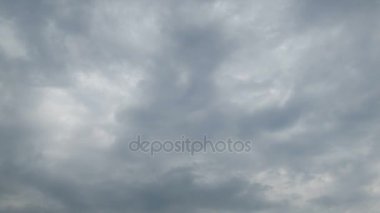 Gri yağmur bulutları gökyüzünde hareket ediyor. Timelapse