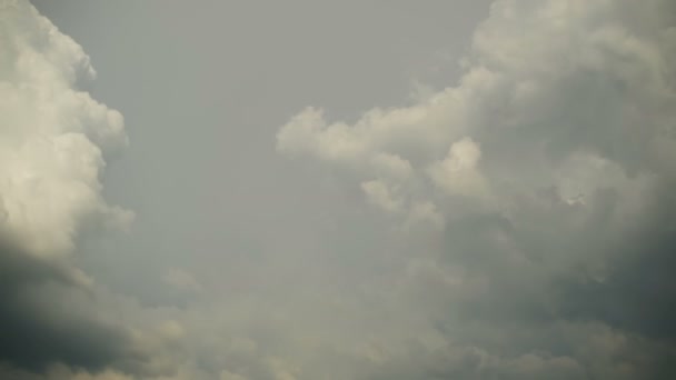 Am Himmel ziehen graue Regenwolken auf. Zeitraffer — Stockvideo