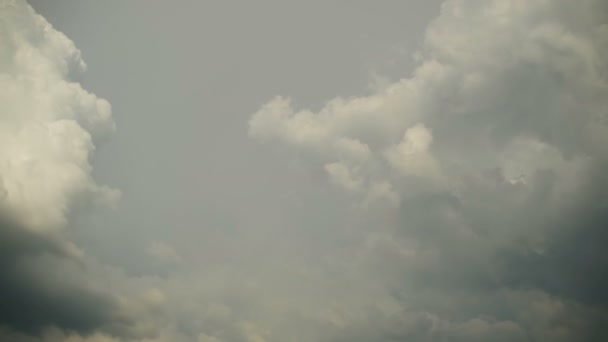 Nubes de lluvia gris se mueven en el cielo. Plazo de entrega — Vídeos de Stock