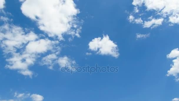 Wolken ziehen am blauen Himmel auf. Zeitraffer — Stockvideo