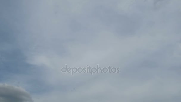 Les nuages se déplacent dans le ciel bleu. Délai imparti 