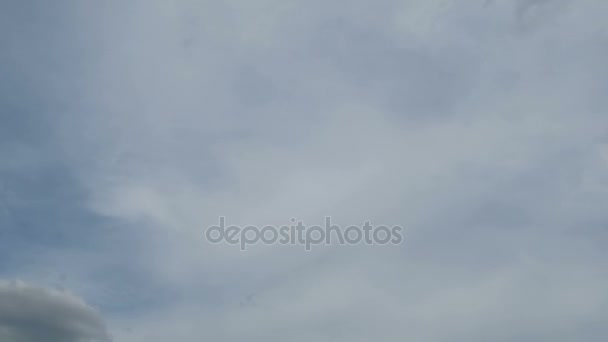 Les nuages se déplacent dans le ciel bleu. Délai imparti — Video