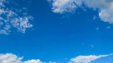 Bulutlar mavi gökyüzünde hareket ediyor. Timelapse