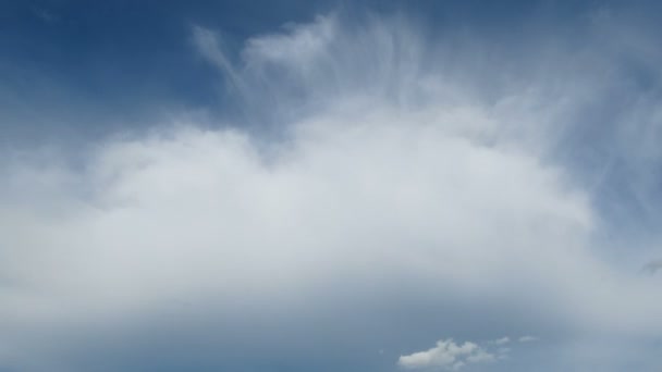 Les nuages se déplacent dans le ciel bleu. Délai imparti — Video