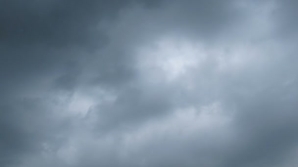 Grijze regenwolken gaan in de hemel. Timelapse — Stockvideo