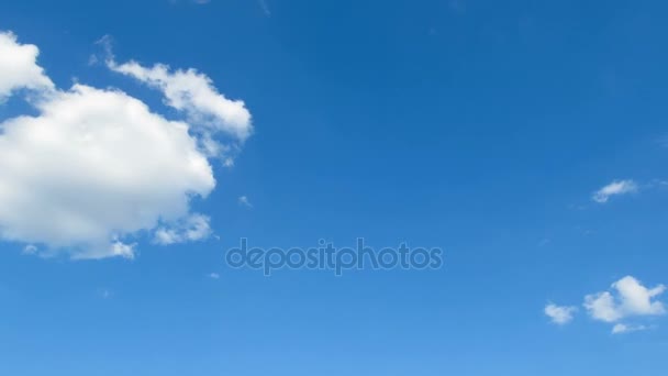 Wolken gaan in de blauwe hemel. Timelapse — Stockvideo