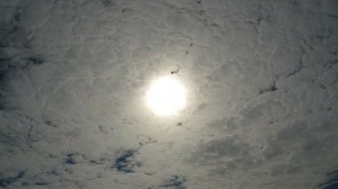 Bulutlar Sun Bright Shining ile mavi gökyüzünde hareket ediyor. Timelapse